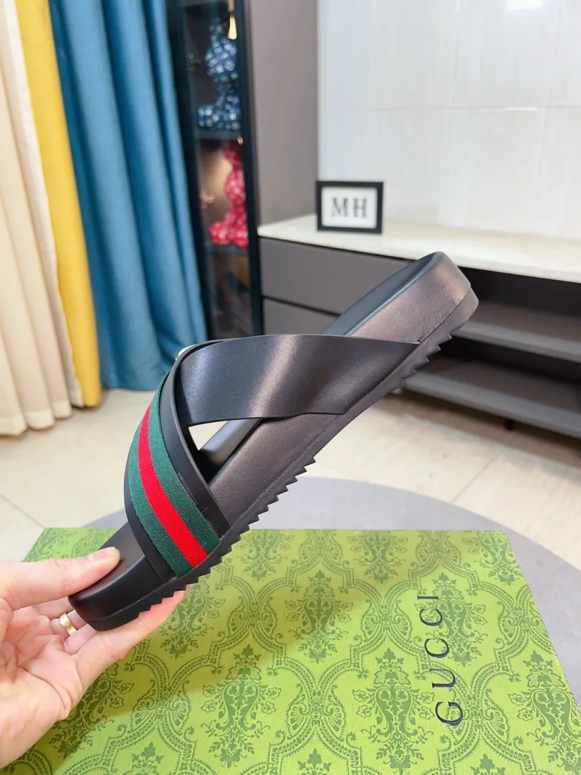 Men's Men's Shoes💰300🌸🌸【GUCCI New Style】This slipper is made of GG polyester fiber and is decorated with the Gucci label on the front, adding a bold logo feel to the style. "Gucci Made in Italy" stamped label Rubber sole Flat Made in Italy Men's sizes 39 to 45, (46. Customized